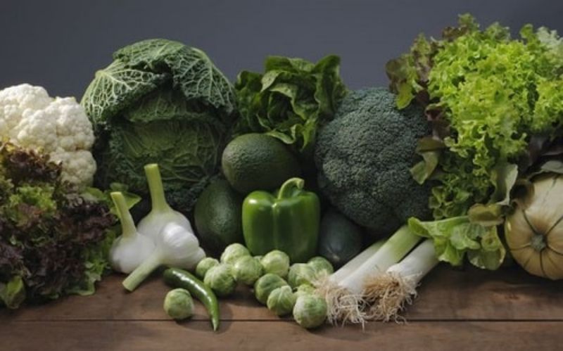 Các loại rau có lá màu xanh đậm nên được bổ sung vào chế độ ăn sau sinh