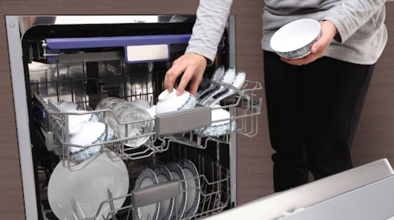 Máy rửa bát có thể rửa sạch bát đĩa bẩn một cách nhanh chóng 