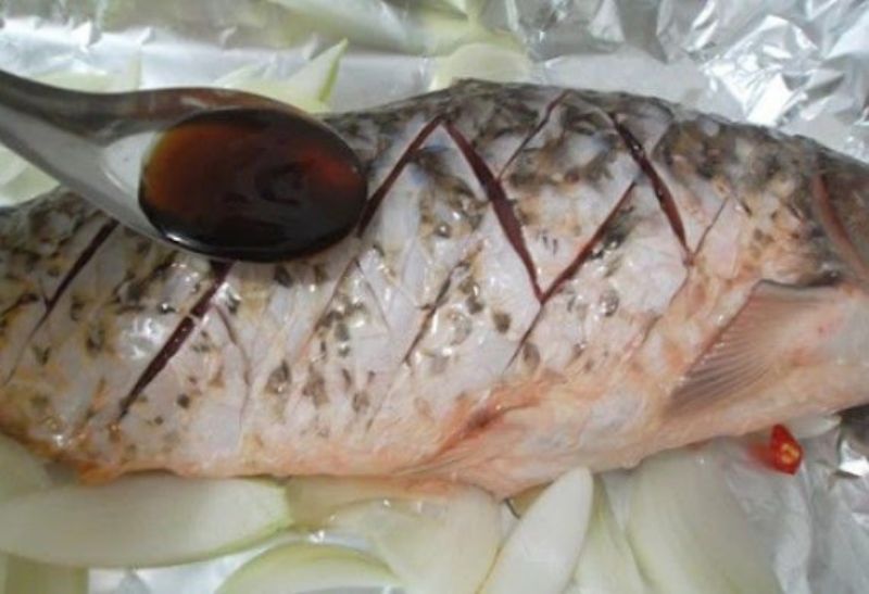 Nêm gia vị cá trên bề mặt da hoặc bụng cá để nướng hoàn hảo hơn 
