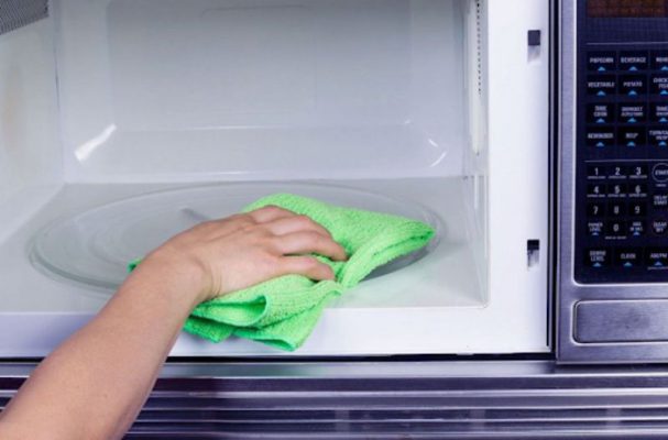 Bạn có thể lau lò bằng khăn mềm thấm nước ấm để loại bỏ bụi bẩn
