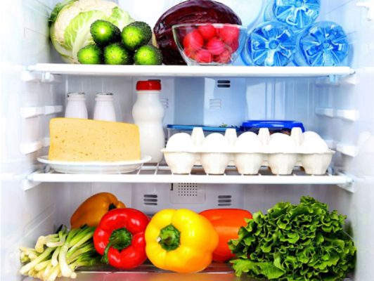 Sắp xếp thực phẩm vào lại trong tủ lạnh 
