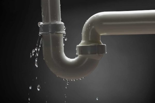 Đường ống nước âm bị hở vì rò rỉ, nứt khiến vòi nước chảy yếu 